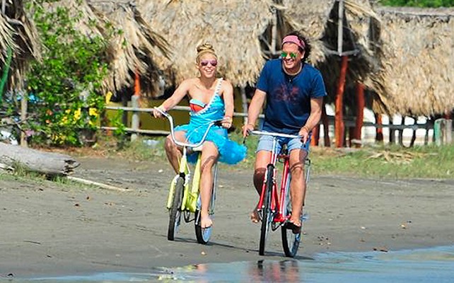 voz Día del Maestro Viaje Shakira y Carlos Vives Letra de la canción La bicicleta - Guíame Publicidad